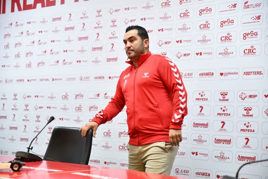 Adrián Hernández en una rueda de prensa con el Real Murcia