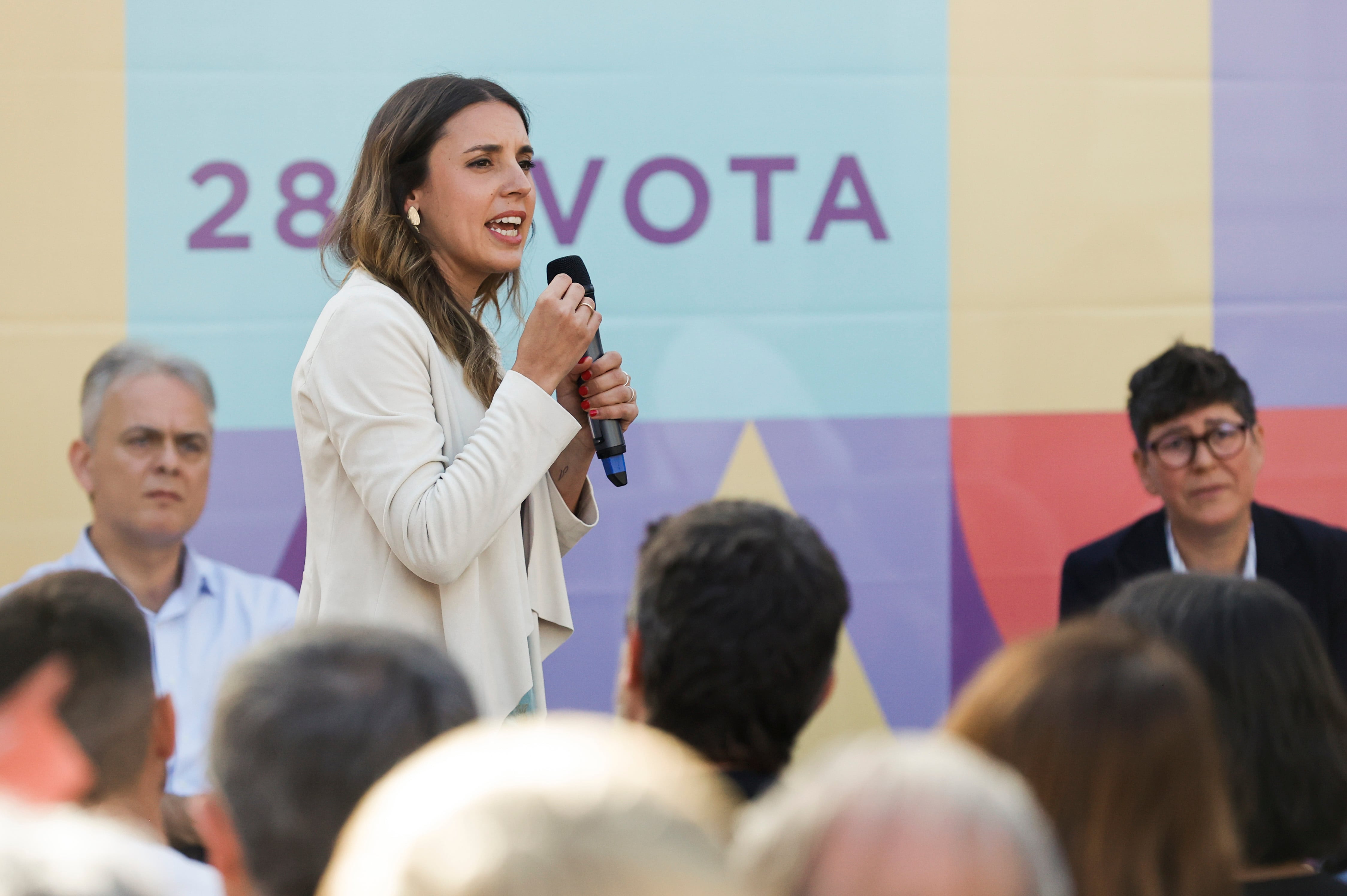 GRAFCVA3418. VALENCIA, 16/05/2023.-La ministra de Igualdad, Irene Montero participa en un acto electoral de apoyo a los candidatos de Unides Podem Esquerra Unida a la Generalitat, Héctor Illueca (i) , y a la alcaldía de València, Pilar Lima (d) . EFE/ Kai Forsterling
