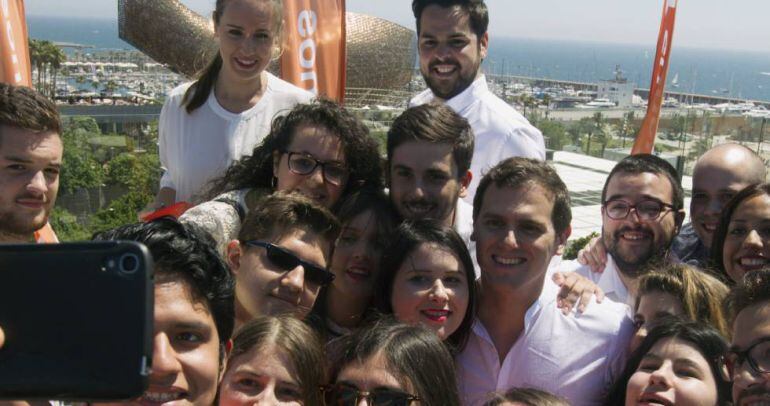 Albert Rivera se hace una foto con varios jóvenes acompañado por Melisa Rodriguez, secretaria de Juventud de Cs, y Fernando de Páramo, secretario de Comunicación del partido