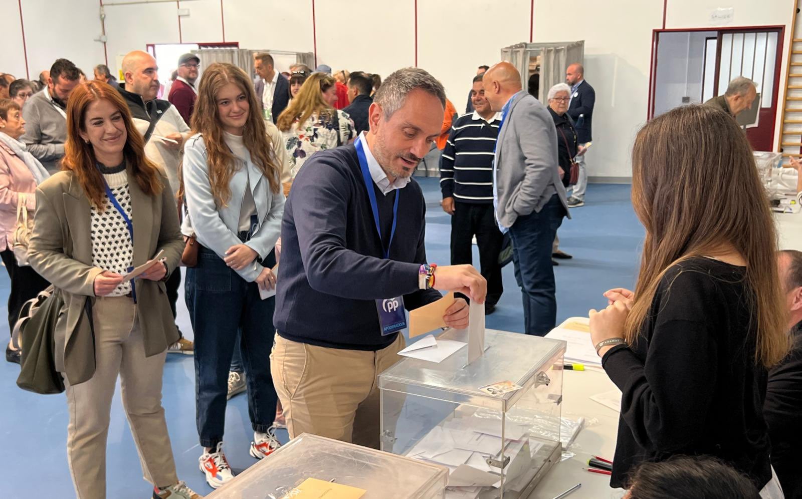 Manuel Bautista, candidato del PP de Móstoles votando este 28-M