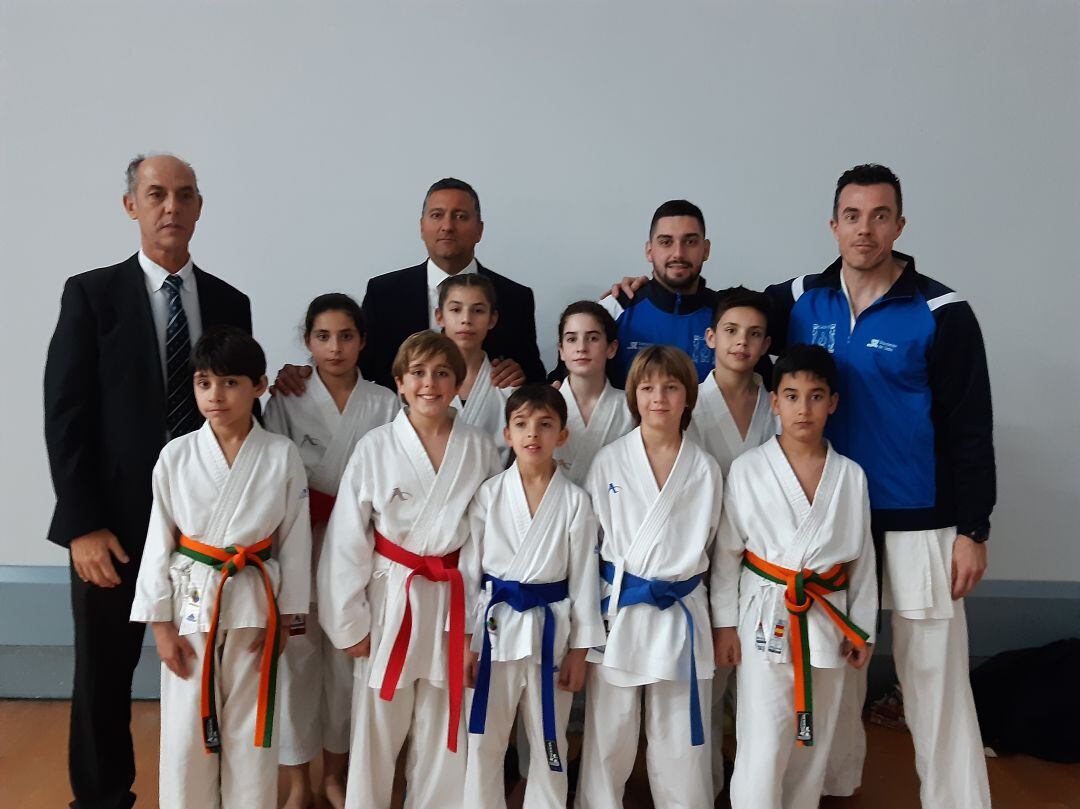 Alumnos del club Dakentai con profesores del curso 