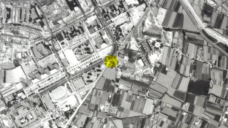 Luis Fernández callejeando por la antigua Carrera En Corts