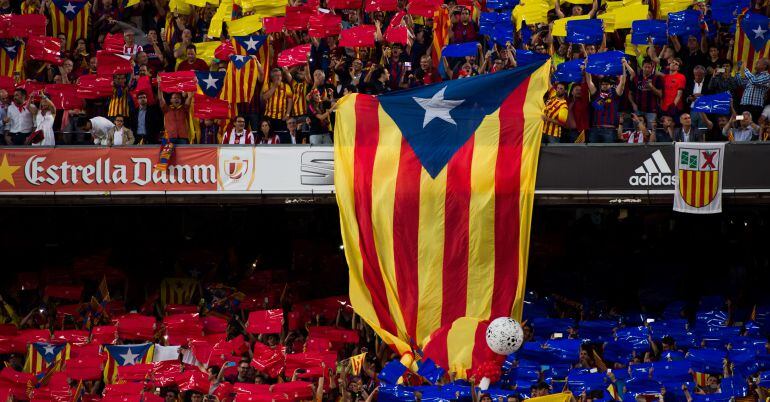 Una estelada presidió la grada barcelonista en la final de la Copa del Rey