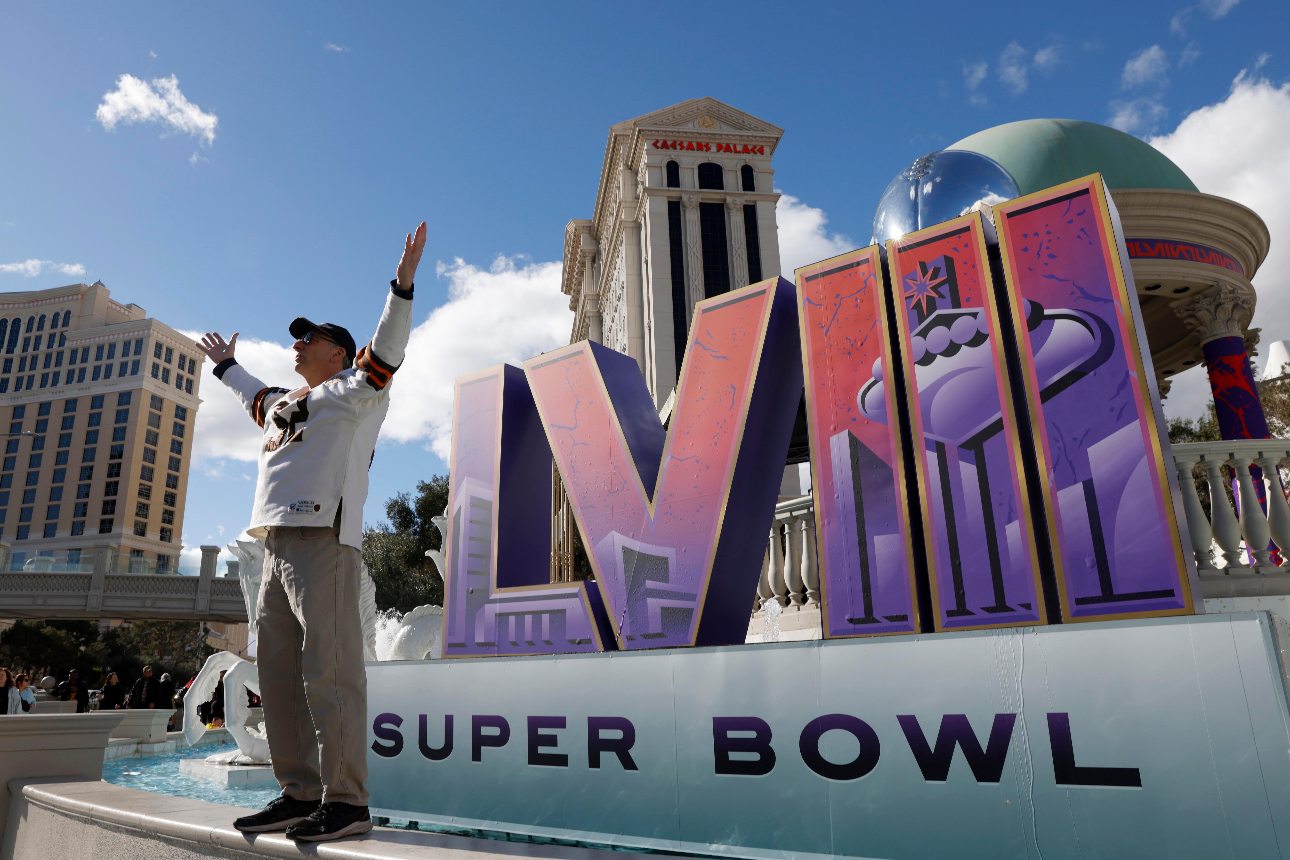 Logo de la Super Bowl LVIII frente al  Caesars Palace de Las Vegas. EFE/EPA/CAROLINE BREHMAN