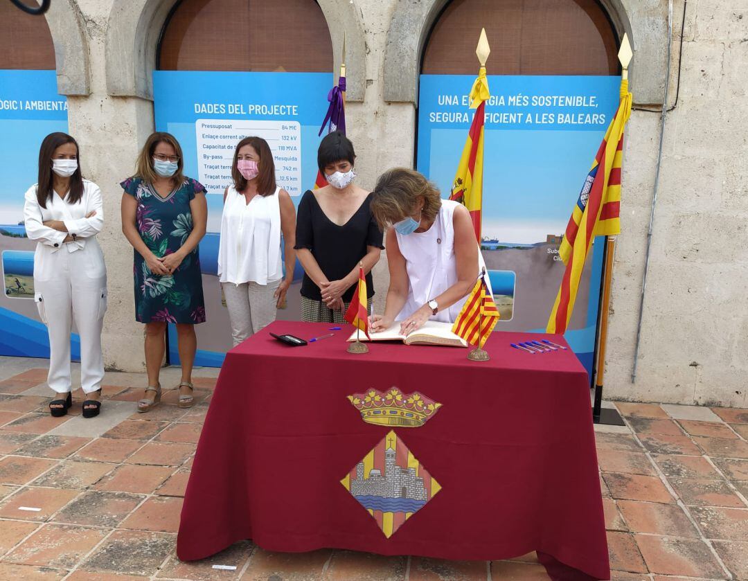 La ministra Teresa Ribera va signar al llibre d&#039;honor de l&#039;Ajuntament de Ciutadella abans de presentar formalment el nou cable elèctric.
