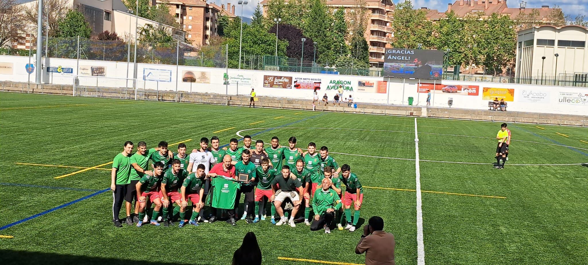 Homenaje a Ángel Varela en su despedida del C.F. Jacetano