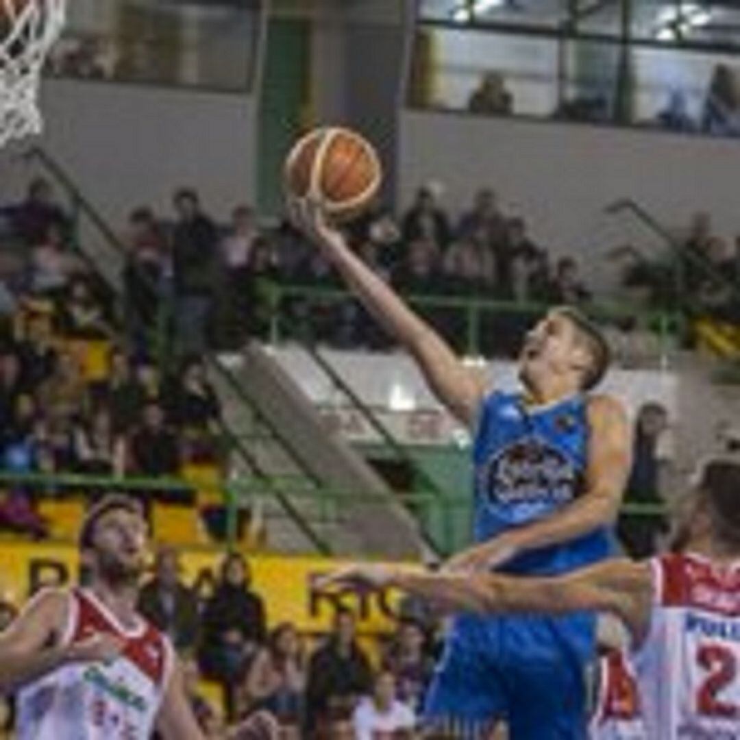 Gran victoria del Club Ourense Baloncesto en el Pazo ante el Granada por 79 a 74