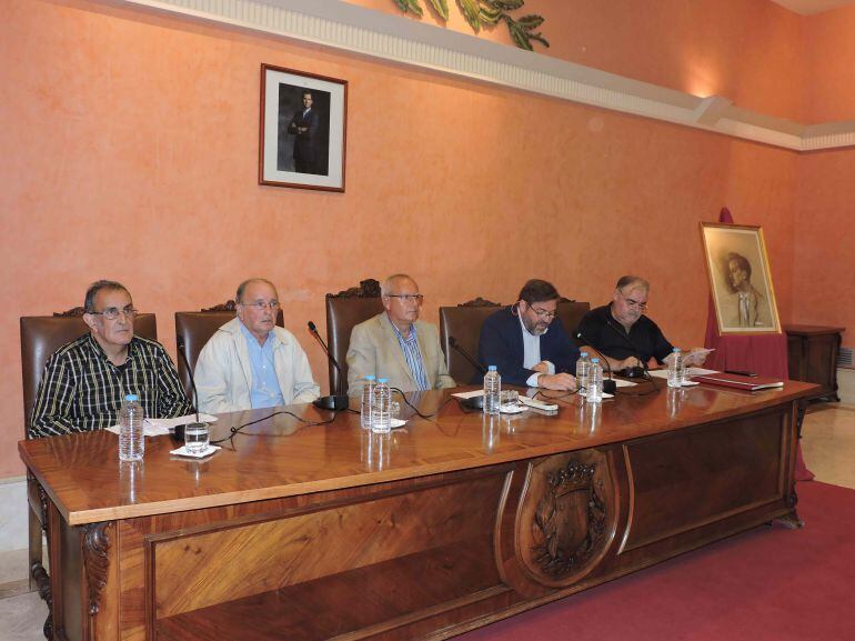 Momento del homenaje al historiador de Dénia Emilio Oliver Sanz de Bremond, como clausura de las conferencias 'Dénia en Guerra'.