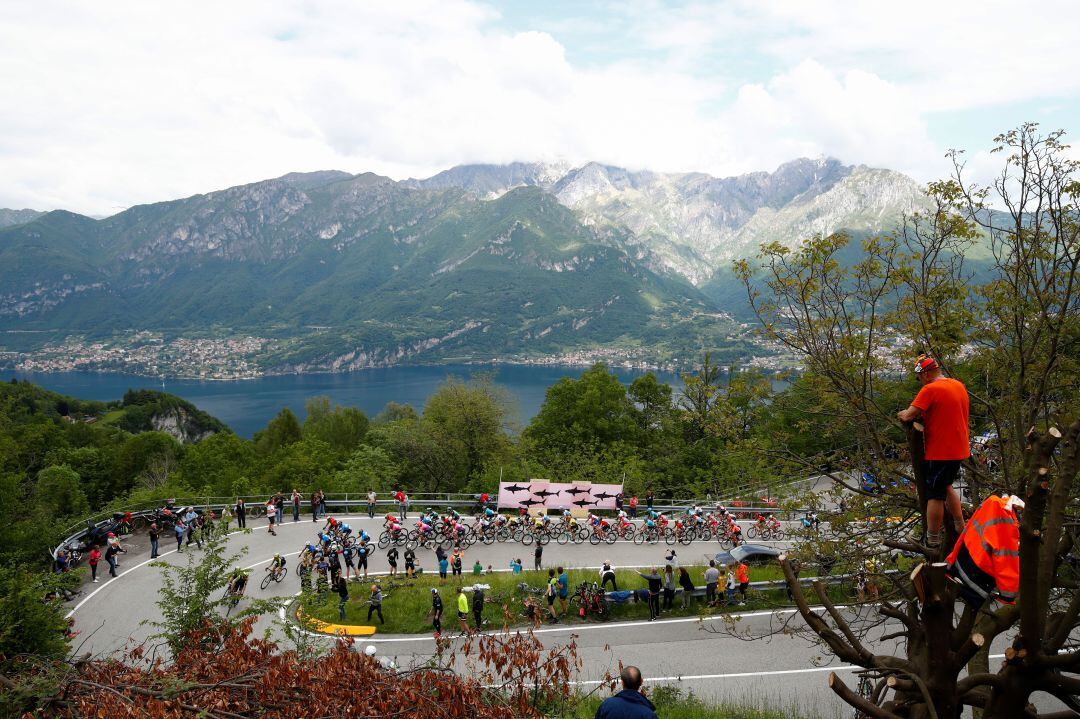 El pelotón del Giro de Italia durante el transcurso de la 15ª etapa