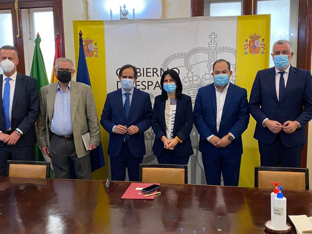 La delegada del gobierno en Granada, Inmaculada López Calahorro, recibe en la subdelegación a miembros de la Plataforma por las Infraestructuras de la costa