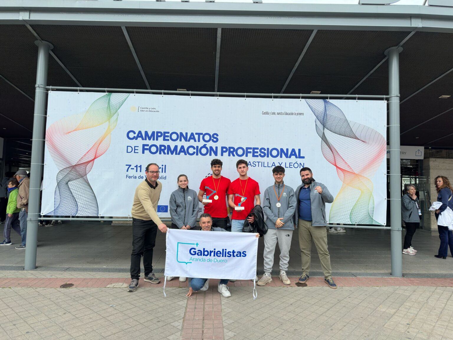 Los alumnos de San Gabriel posan en los campeonatos de FP