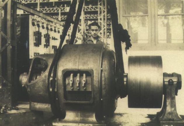 Enrique Suárez en el interior de la fábrica en la que trabajó desde 1926