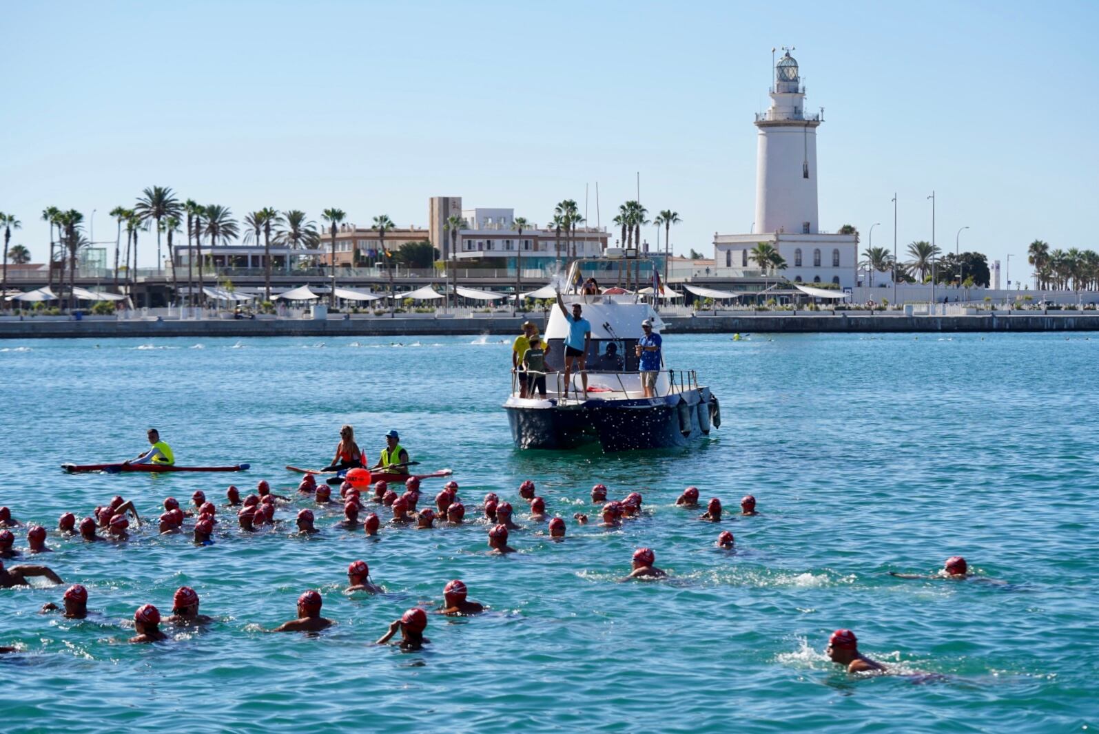 Travesía a nado del puerto de Málaga con la Farola al fondo (Ayuntamiento de Málaga)