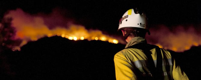 Durante toda la noche, brigadas anti-incendios han trabajado por tierra en la extinción del fuego y para evitar que se extienda a dos poblaciones de la zona