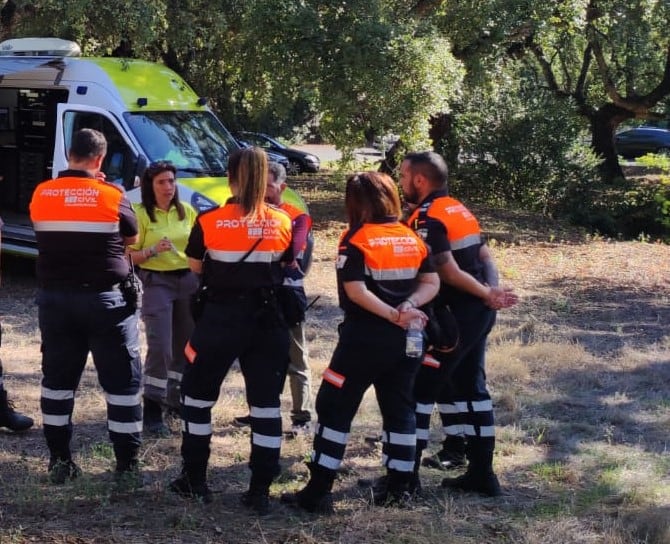 Voluntarios de Protección Civil de Córdoba reciben indicaciones en una puesta de mando avanzado