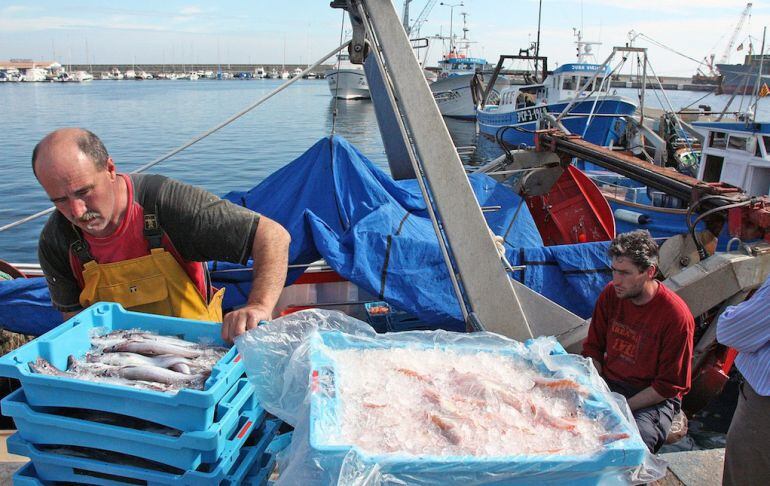 Una barca de la Costa Brava arriba a port