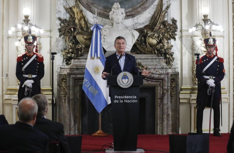  El presidente de Argentina Mauricio Macri anuncia la entrada en vigor de una ley que prohibe la contratación de familiares para cargos públicos, la reduccion de un 25% de esos cargos y la congelación salarial de los funcionarios.