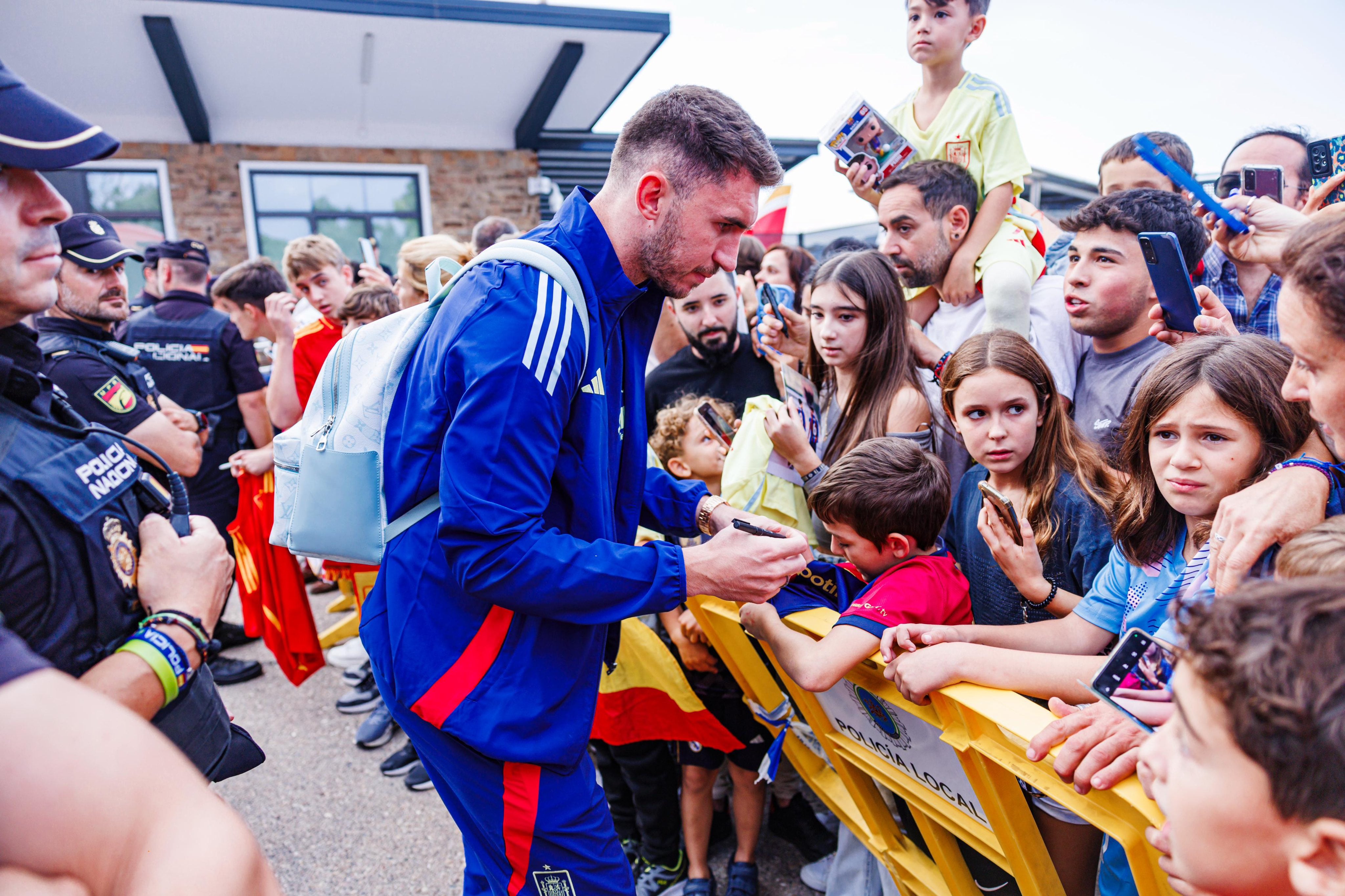 La selección llega al aeropuerto de Córdoba para su partido ante Serbia. Foto: Selección Masculina de Fútbol.