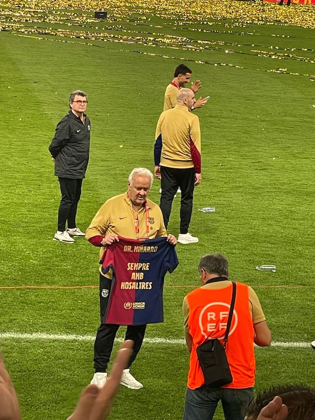Cuerpo técnico del Barça posando junto a una camiseta en recuerdo del doctor Carles Miñarro en la celebración de la Copa del Rey.
