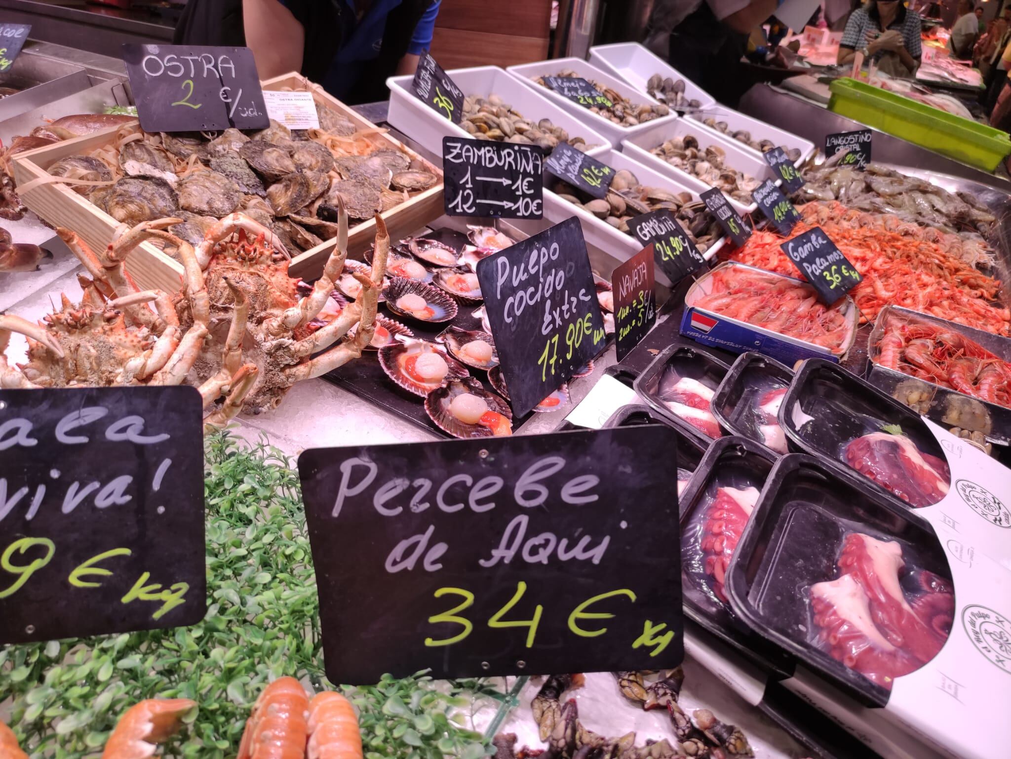 Uno de los imponentes puestos de pescados y mariscos en el mercado central de Santander