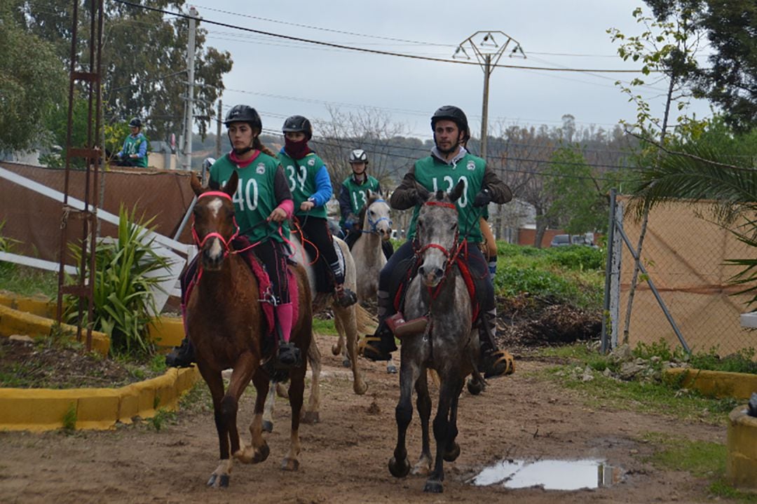 Esperanza Alonso con dorsal 140 en el XIX Raid Hípico El Corzo (Badajoz) de 2018