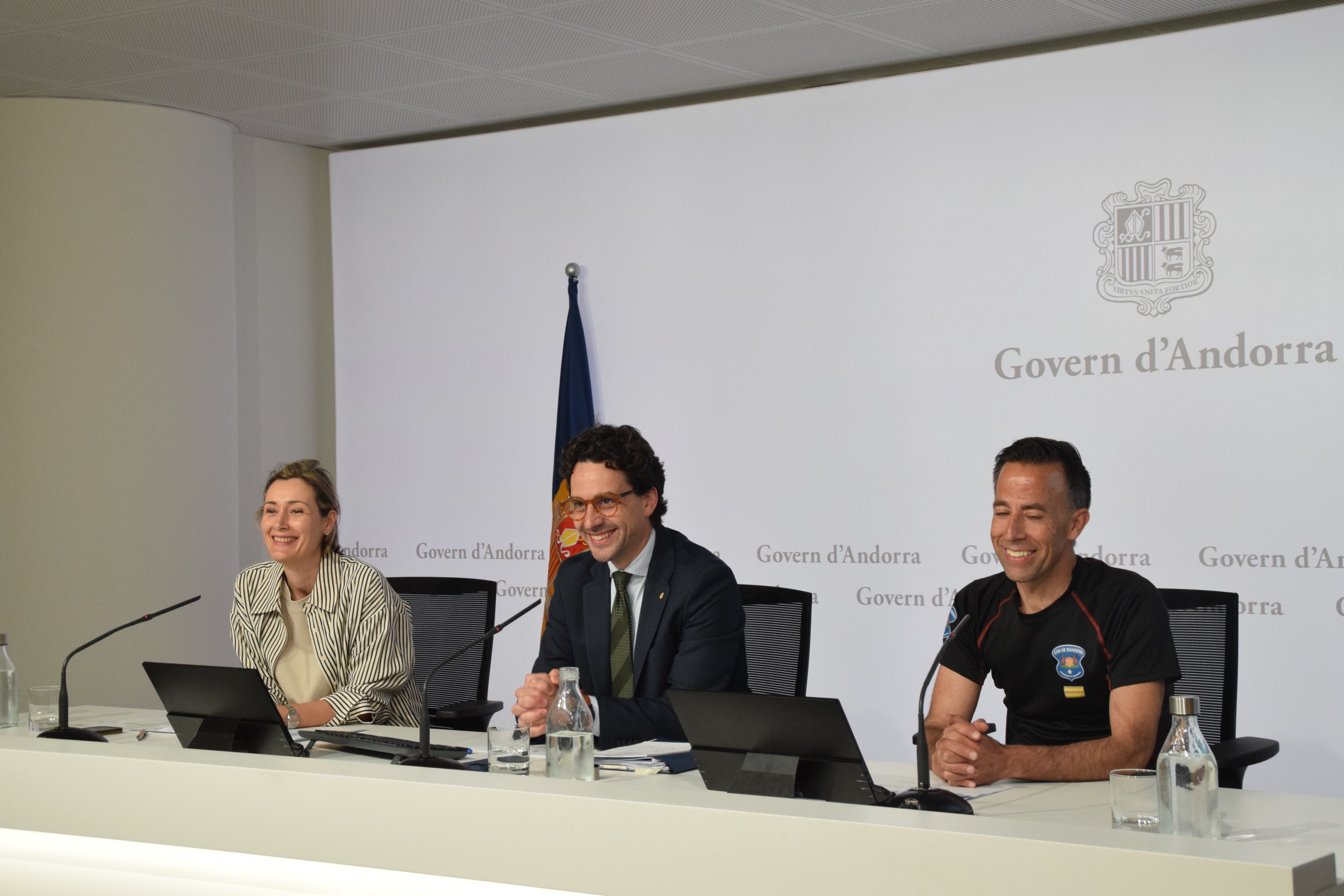 La directora de Medi Ambient, Sílvia Ferrer; el ministre de Medi Ambient, Agricultura i Ramaderia, Guillem Casal i el director del cos de Banders, Ferran Teixidó, durant la presentació de la nova normativa de caça.