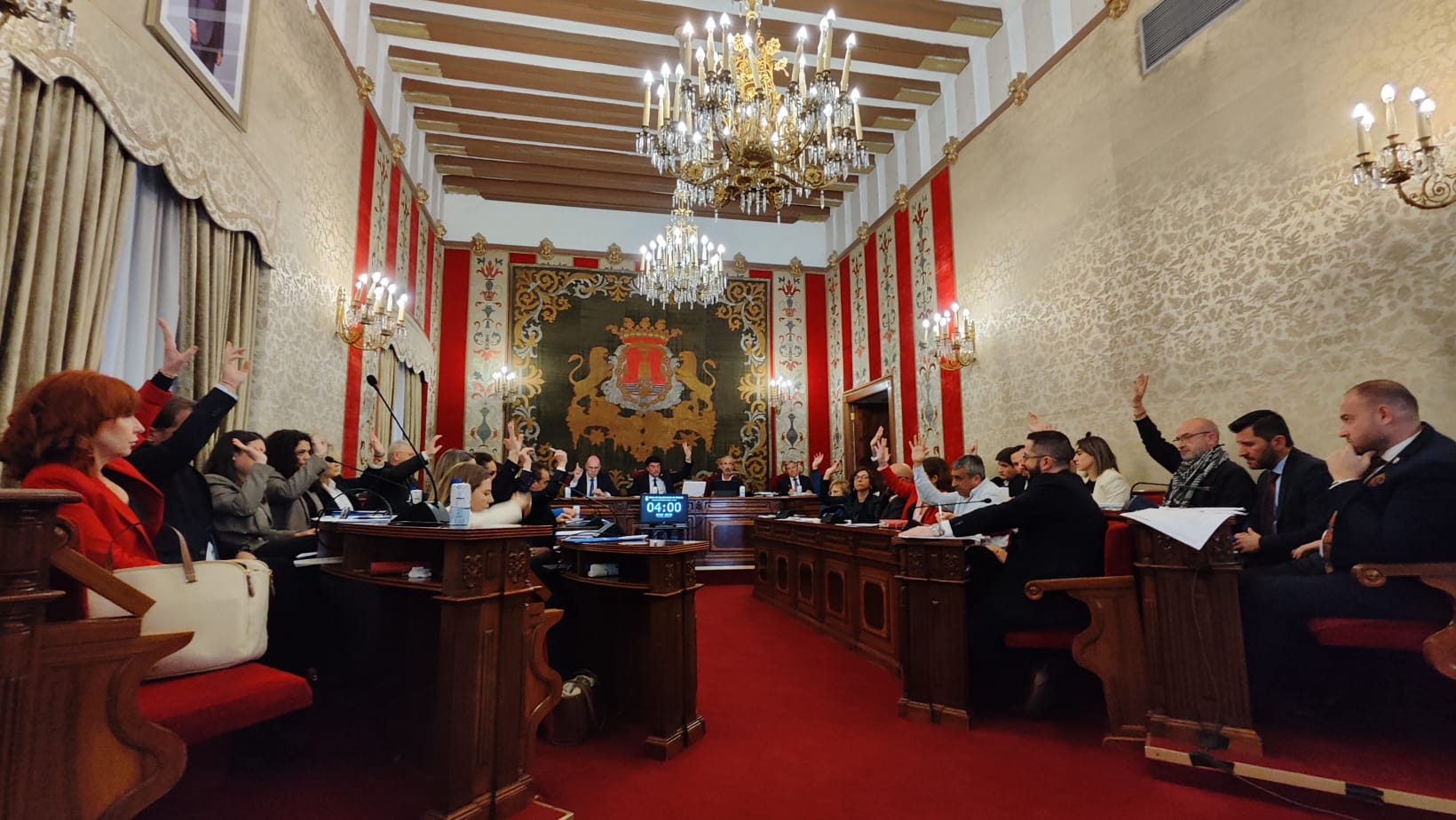 Votación durante la sesión plenaria de febrero en el Ayuntamiento de Alicante