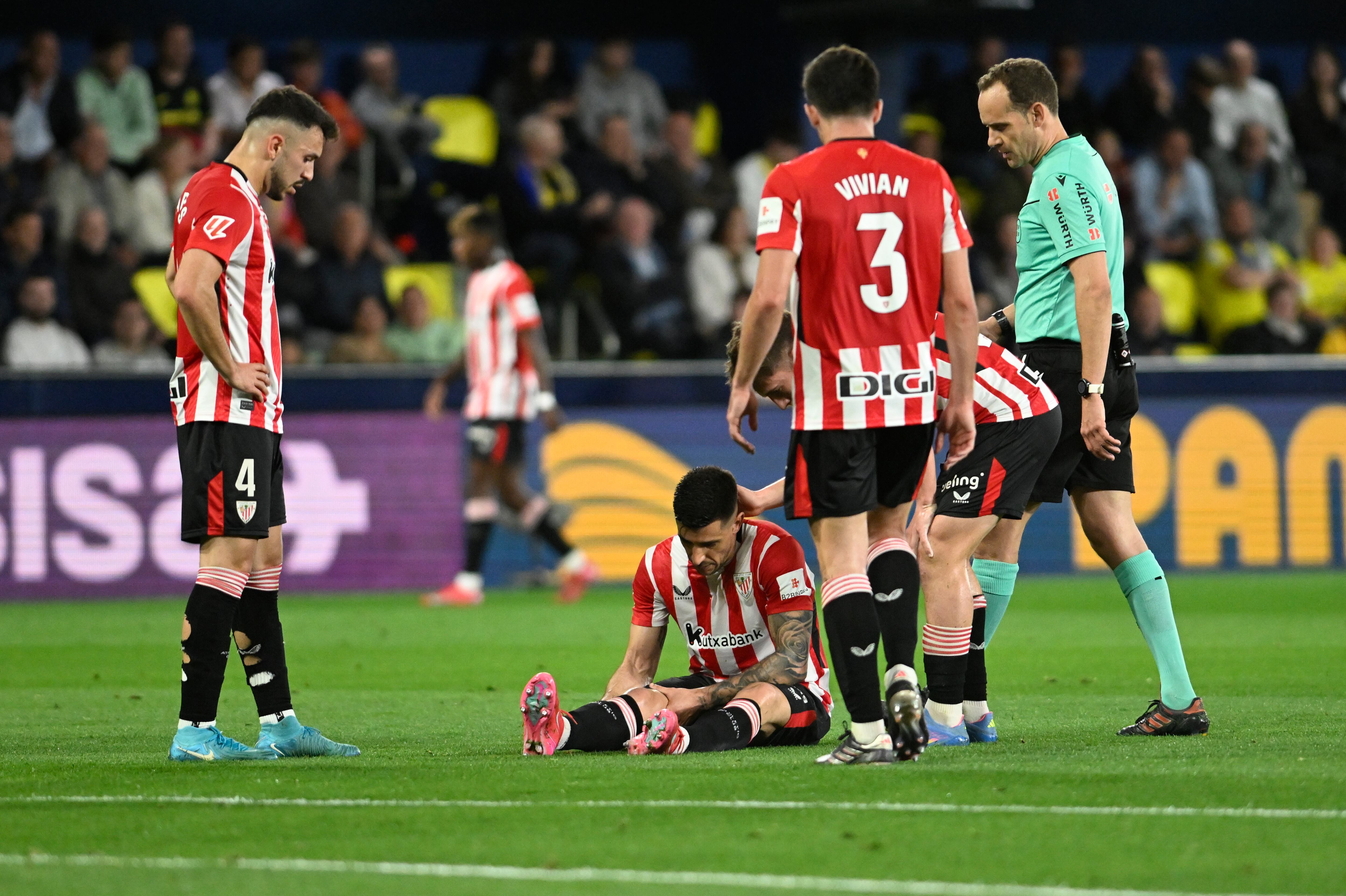 El defensa del Athletic Club Yuri Berchiche en el suelo tras caer lesionado durante el encuentro contra el  Villarreal