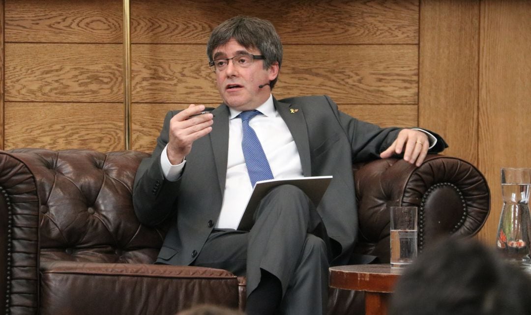 Carles Puigdemont durante una entrevista con los estudiantes de la Universidad de Amsterdam. 