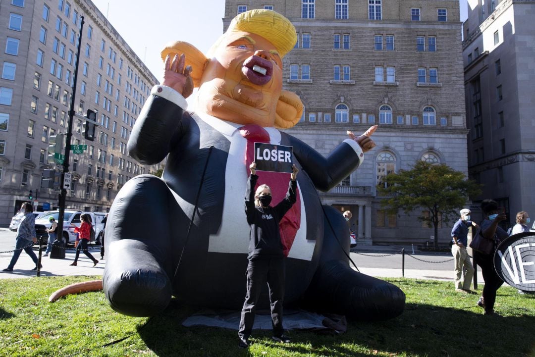 Un hinchable gigante de Donald Trump cerca de la Casa Blanca en Washington