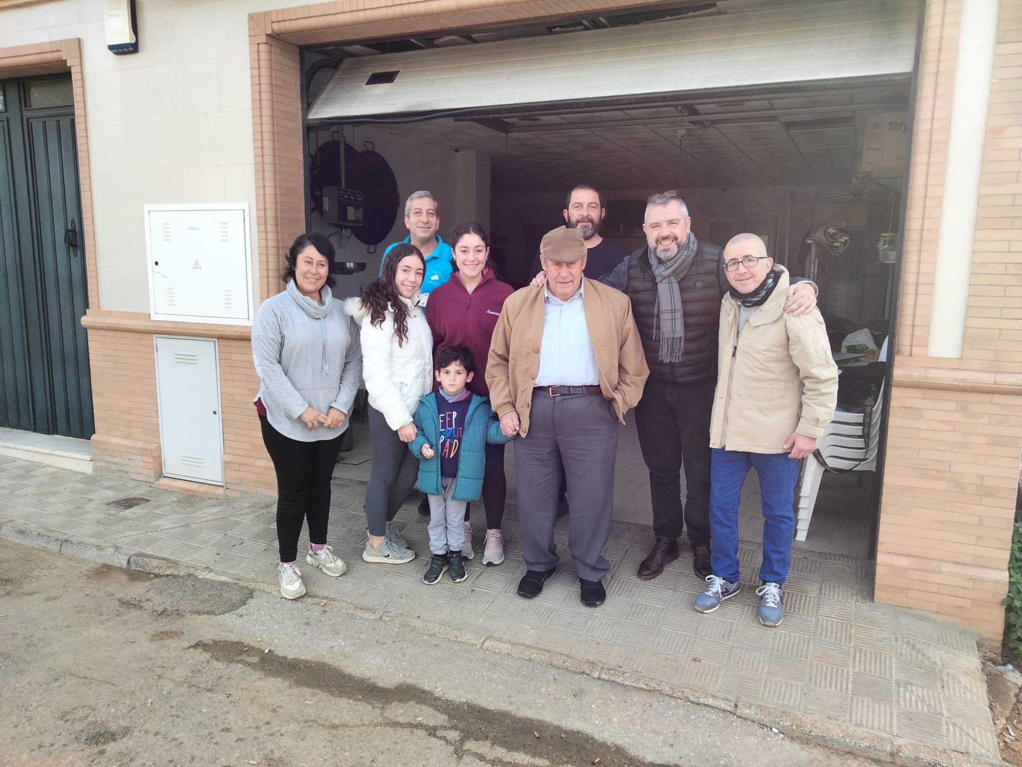 Primacho posa junto a sus familiares y amigos, entre ellos, a la derecha, Javier Luna Martín, auténtico cicerone del encuentro