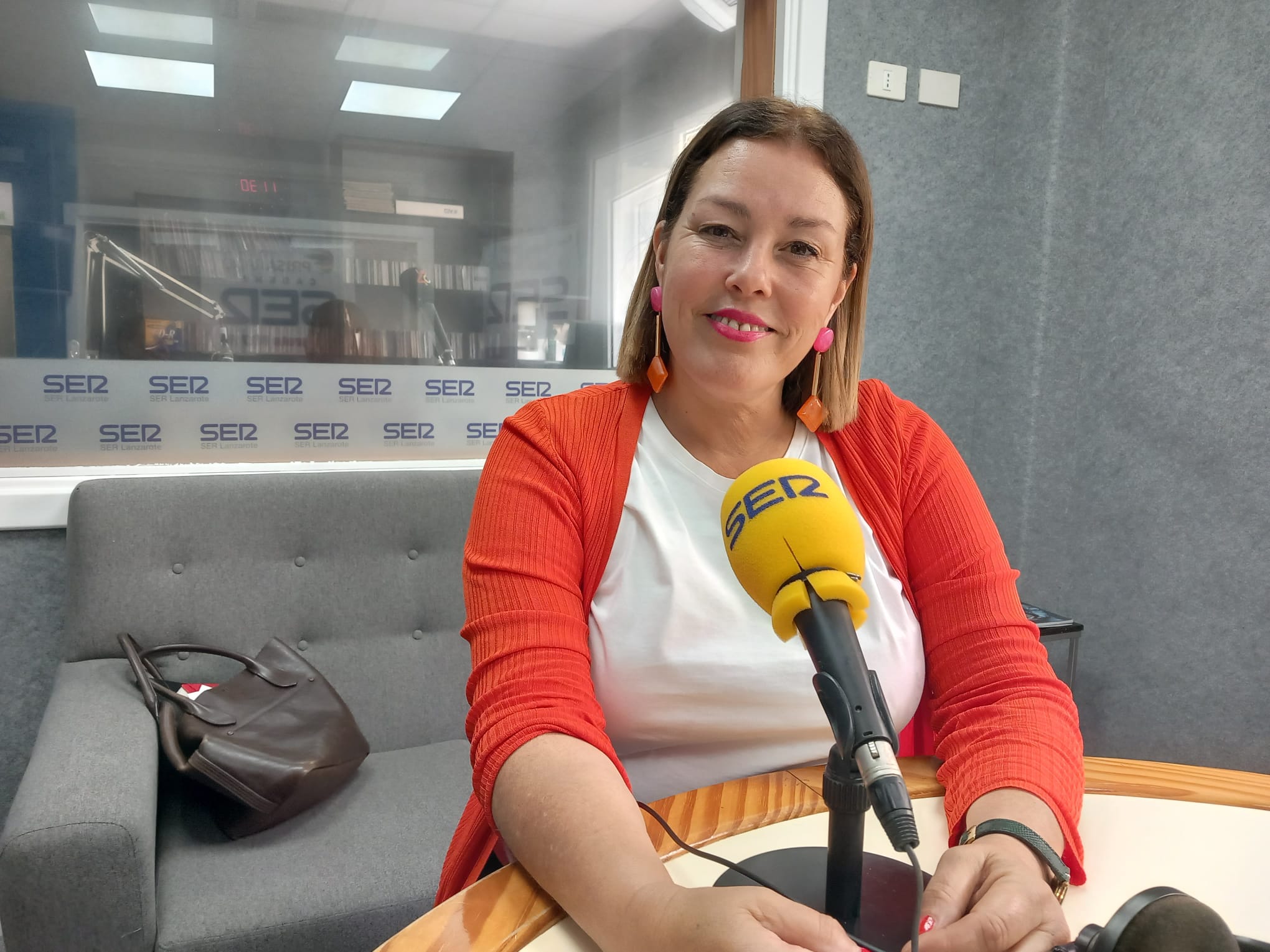 Astrid Pérez en los estudios de SER Lanzarote.