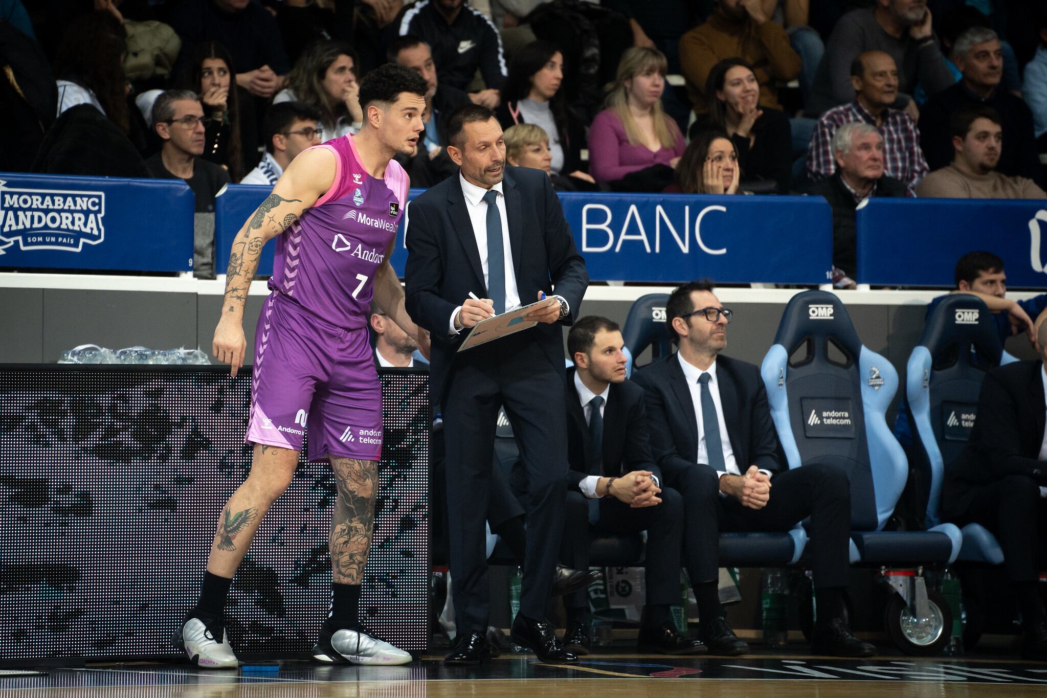 Lezkano dona instruccions a Juan Rubio durant un partit.