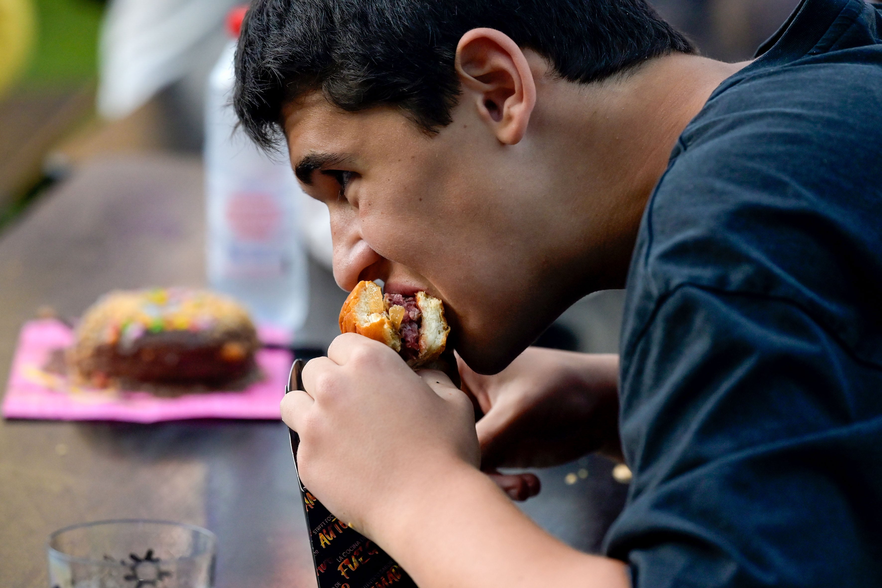 -FOTODELDÍA- A CORUÑA, 08/07/2024.- Más de una veintena de hamburgueserías españolas compiten desde este jueves en A Coruña por ser la mejor de España en el evento The Champions Burguer, que llega por primera vez a Galicia y estará también en Vigo. En cada ciudad, como en A Coruña desde hoy, en el Paseo de los Puentes, se presentan hamburgueserías con una propuesta con precio único, de 12,5 euros, y luchan por un pase para la final. EFE/Moncho Fuentes
