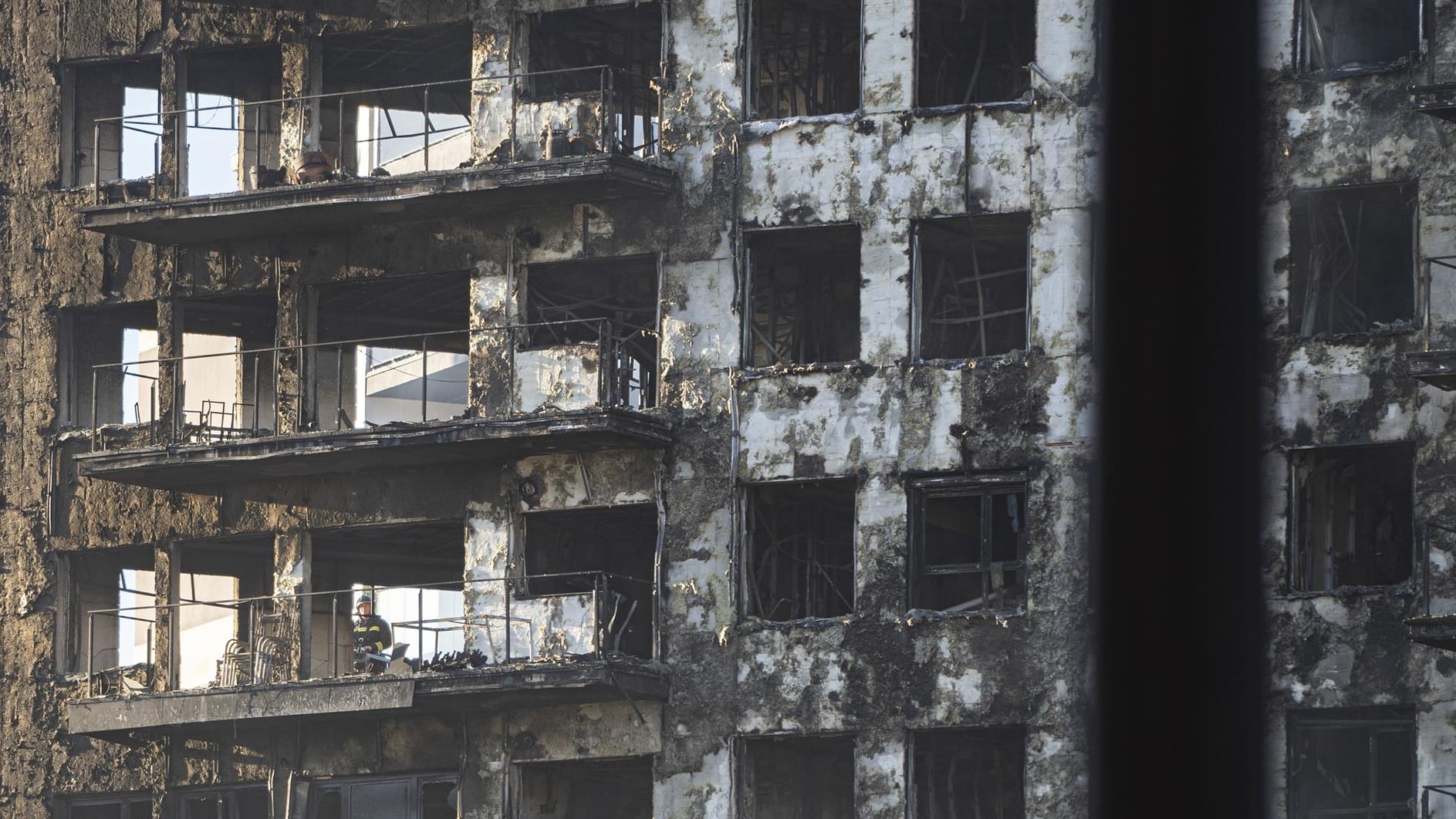 La estructura del edificio incediado en Campanar