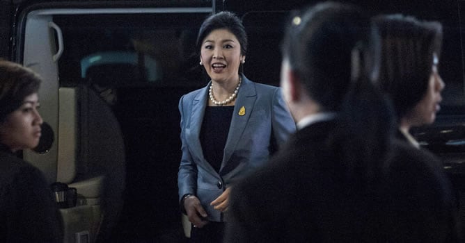 La primera ministra, Yingluck Shinawatra, acusada de abuso de poder, a su llegada al Tribunal Constitucional.