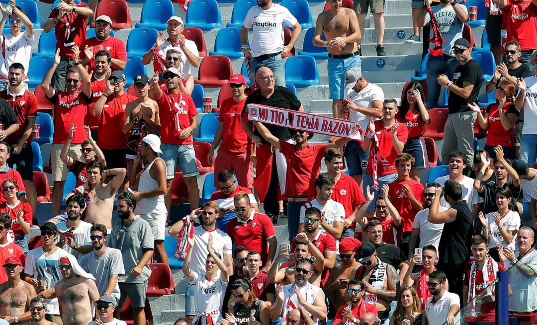  Aficionados del Sevilla durante el partido de la 5ª jornada de Liga de Primera División que están disputando esta mañana en el estadio Ciutat de València