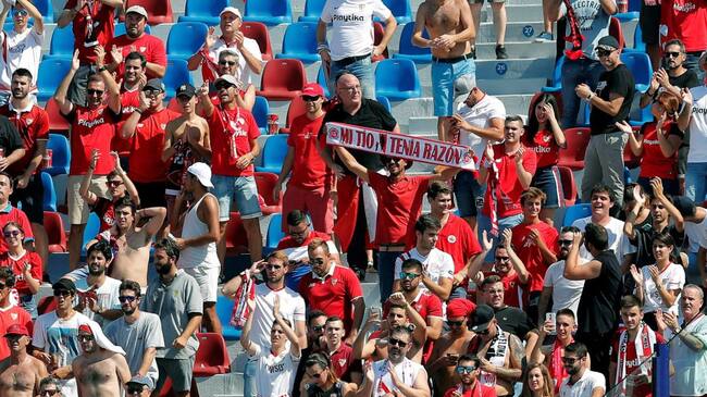 Aficionados del Sevilla durante el partido de la 5ª jornada de Liga de Primera División que están disputando esta mañana en el estadio Ciutat de València