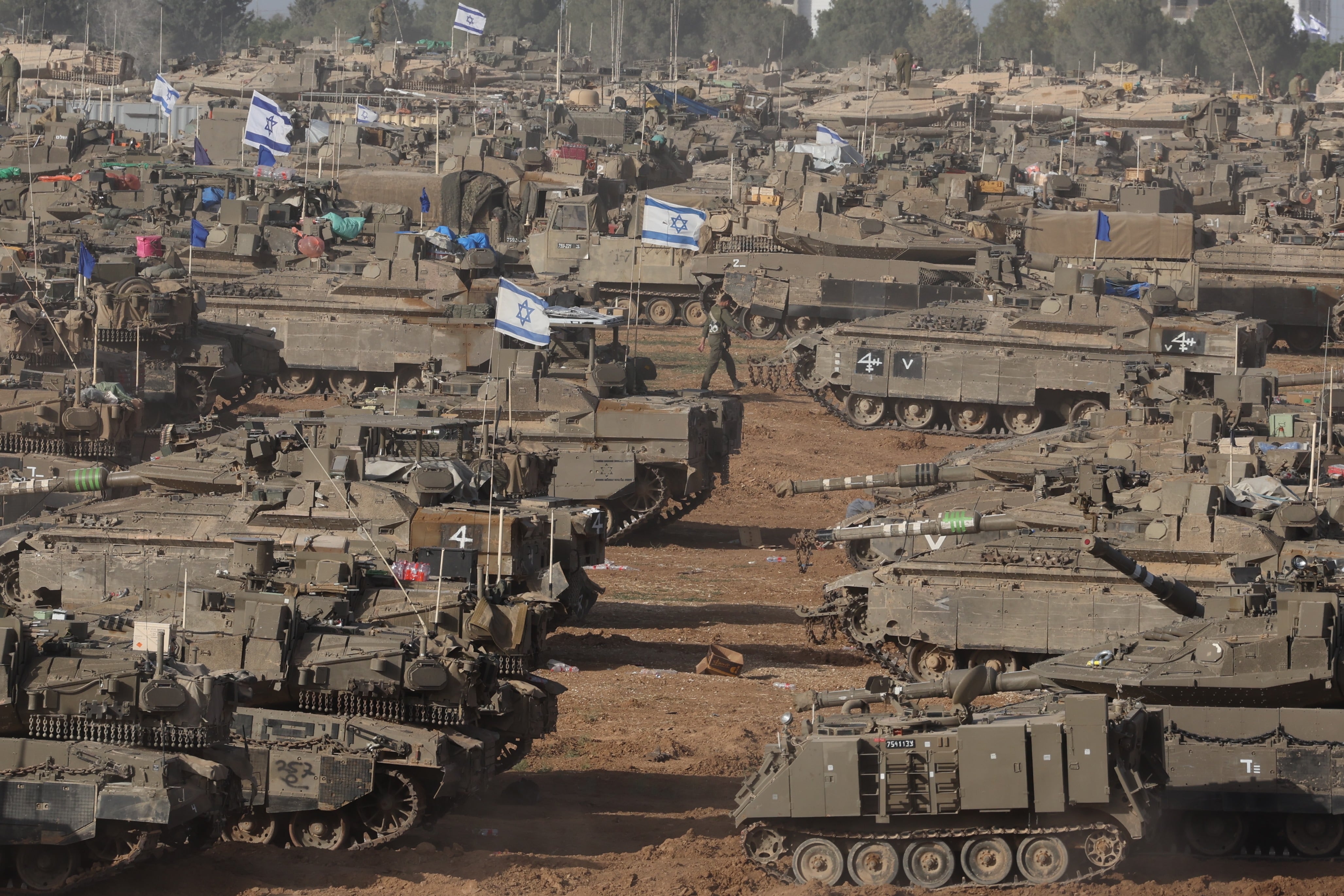 Decenas de tanques israelíes esperando en la frontera sur de Gaza para entrar a Rafah