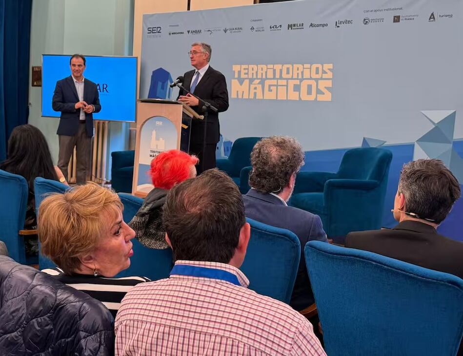 El Director de SER Aragón, Chema Tejerina, con el consejero de Medio Ambiente y Turismo del Gobierno de Aragón, Manuel Blasco, en Territorios Mágicos