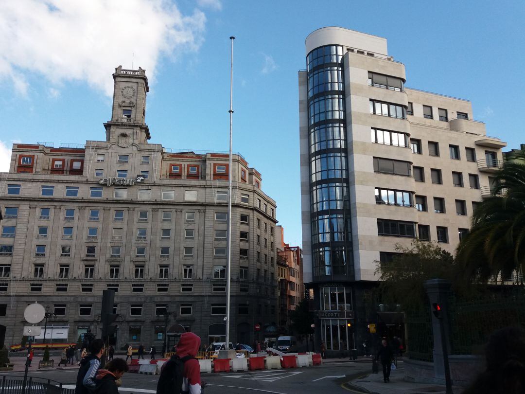 El mástil en el que ondeará la gran bandera nacional ya se yergue en la Plaza de La Escandalera