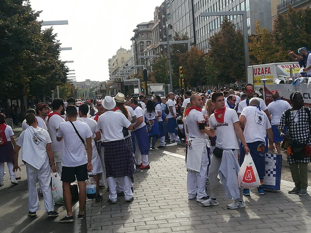 Concentración de peñistas en el Paseo Independencia
