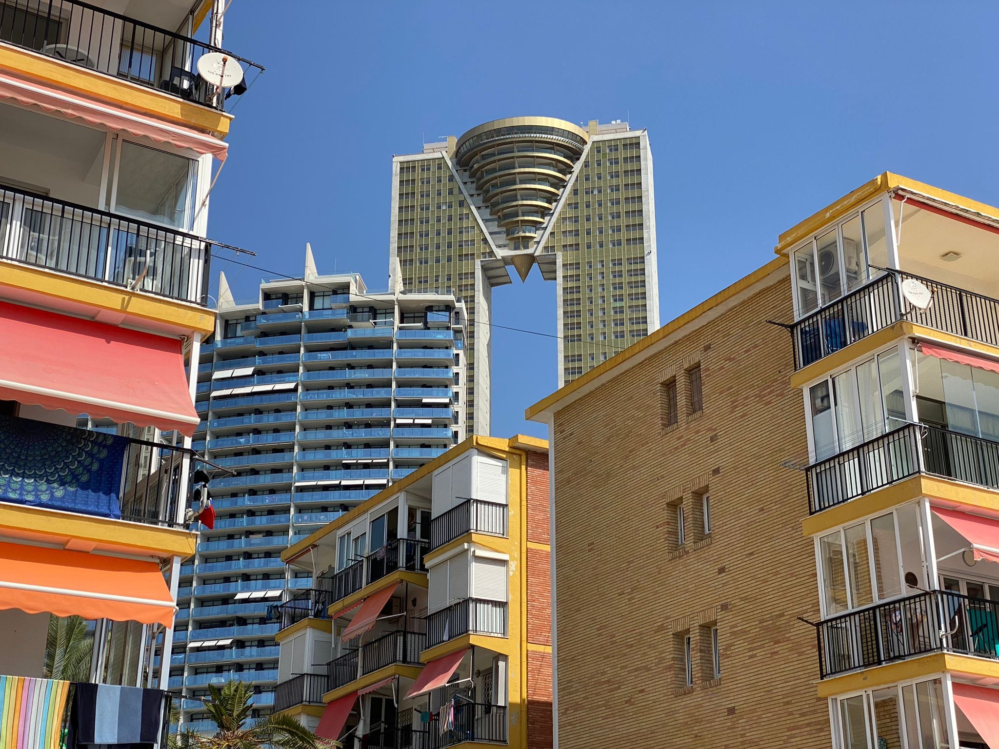 Bloques de viviendas en primera línea de la playa de Poniente de Benidorm; al fondo, el edificio Intempo / J.G.