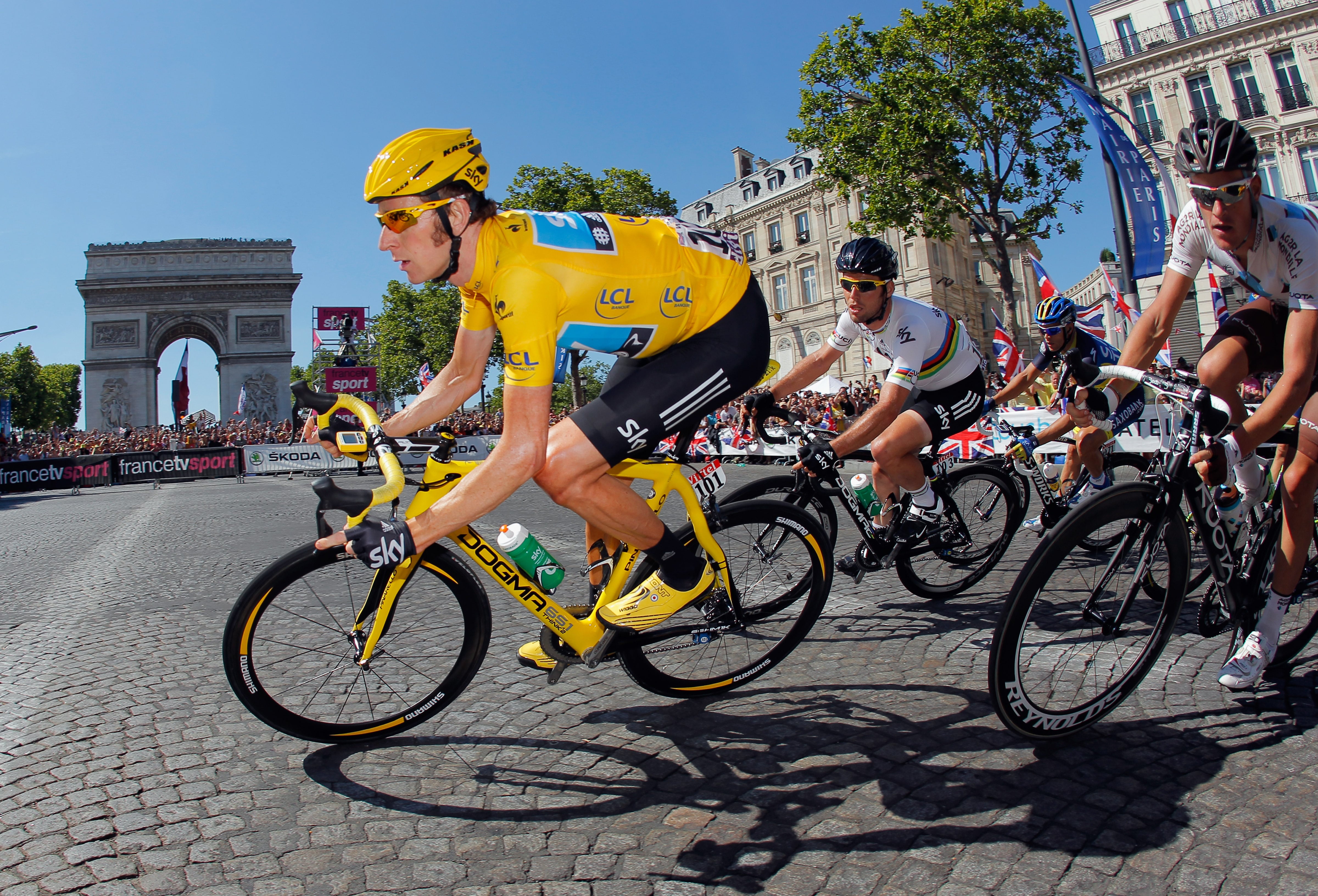 Bradley Wiggins viste el maillot amarillo en la última etapa del Tour de Francia de 2012