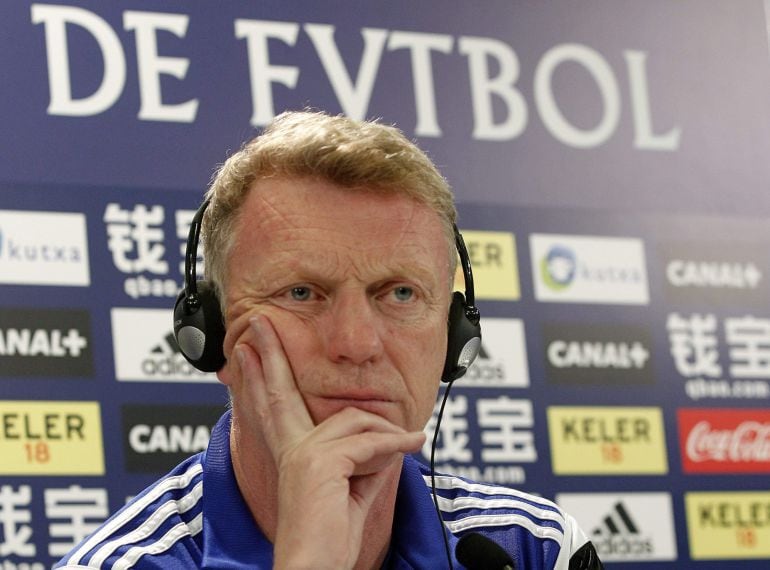 GRA224. LASARTE (GIPUZKOA), 15/05/2015.- El entrenador de la Real Sociedad, David Moyes, durante la rueda de prensa que ha ofrecido hoy en el campo de entrenamiento de Zubieta, en la localidad guipuzcoana de Lasarte, previa al partido de liga del domingo frente al Granada. EFE/Javier Etxezarreta