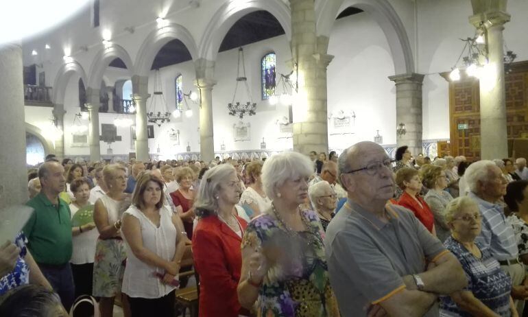 Fieles abarrotando la Basílica del Prado