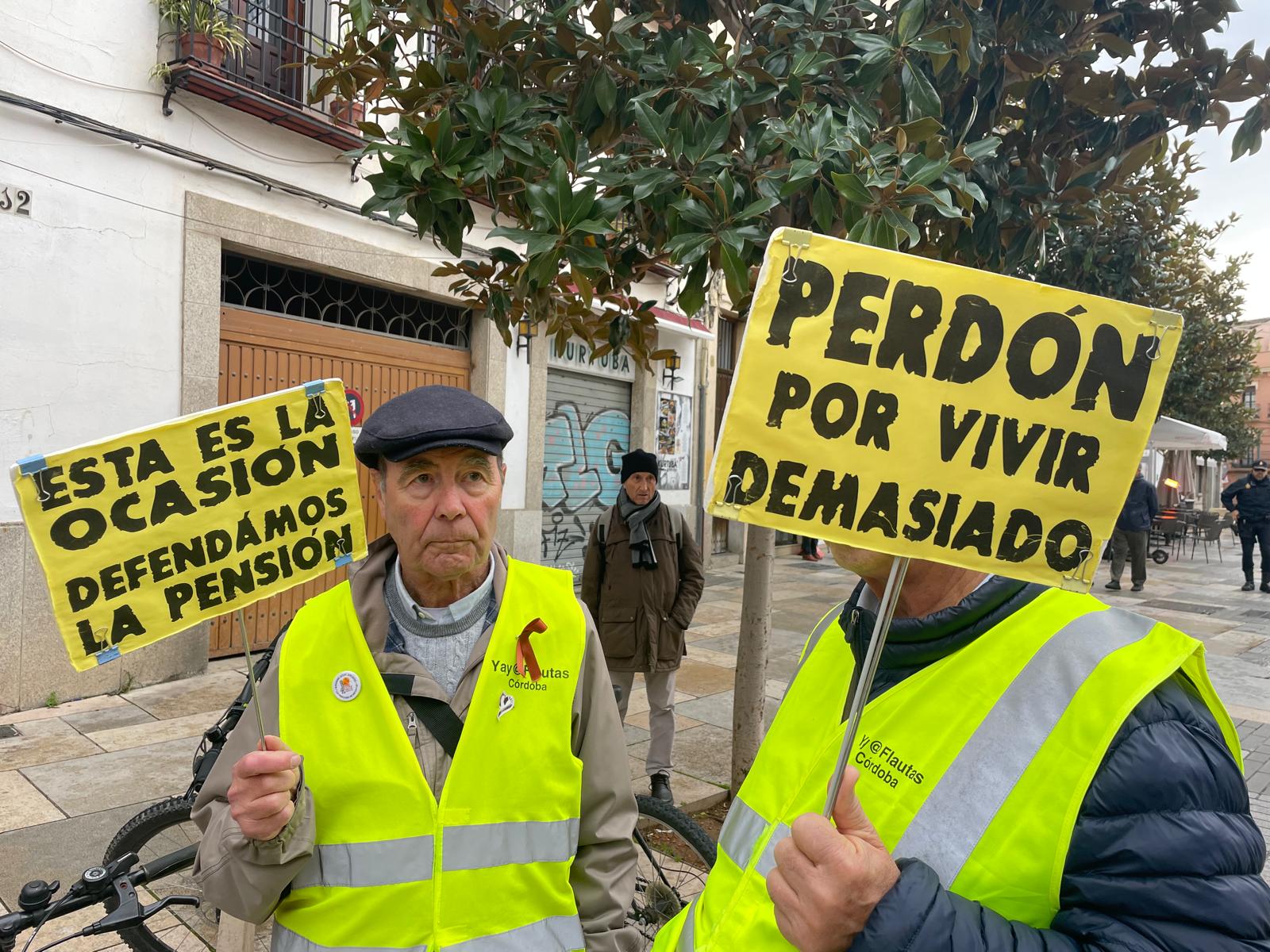 Plataforma en Defensa de las Pensiones de Córdoba se manifiestan a las puertas del Ayuntamiento de Córdoba