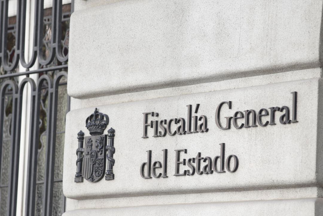 Cartel en la fachada del edificio de la Fiscalía General del Estado