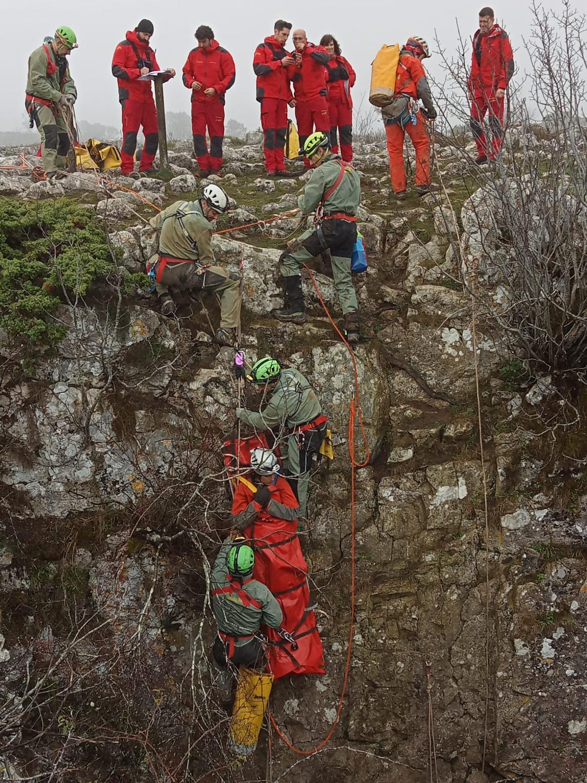 Equipo de Protección Civil de la Junta y la Guardia Civil ensayan una operación de salvamento