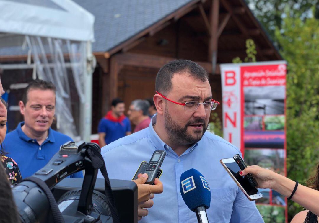 El presidente del Principado y secretario general del la FSA, Adrián Barbón, atiende a los medios de comunicación en Tapia de Casariego, donde participó en la &quot;bonitada&quot; de la agrupación local socialista.